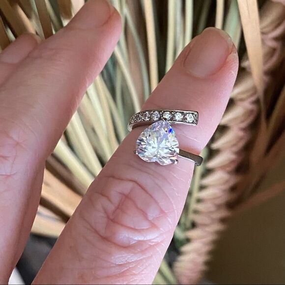 High-Polished Stainless Steel Heart Ring with AAA Grade CZ in Clear Size 5 - Picture 3 of 5